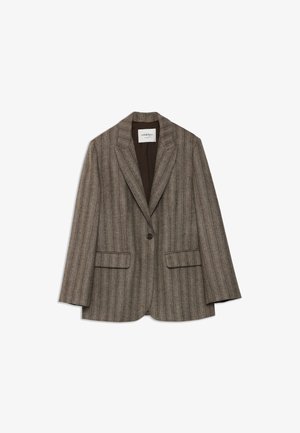Blazer marrone a righe, con un design su misura, caratterizzato da un unico bottone, rever a punta e due tasche frontali. Interno foderato.