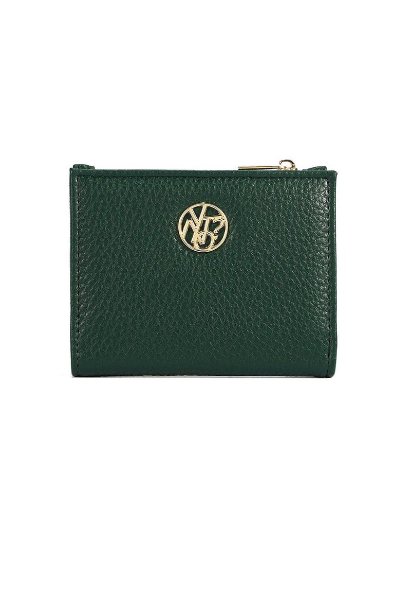 Portafoglio verde in pelle con finitura testurizzata, chiusura con zip e un accento del logo in tonalità oro sul davanti. Forma rettangolare, design compatto.