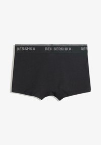 Schwarze Baumwoll-Boxershorts mit einem verstärkten Bund, versehen mit grauem "BERSHKA"-Branding. Glatte Textur und enganliegendes Design ohne Muster.