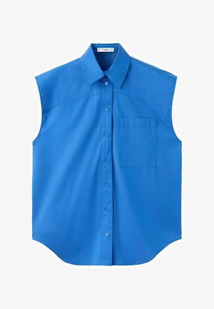Chemise sans manches bleu vif à boutons, avec col et une seule poche poitrine, cintrée avec un ourlet légèrement arrondi.