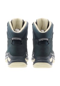 Donkerblauwe wandelschoenen hebben een bovenwerk van suede en mesh, een gewatteerde kraag, een tan interieurvoering en een opvallend wit logo op de achterkant.