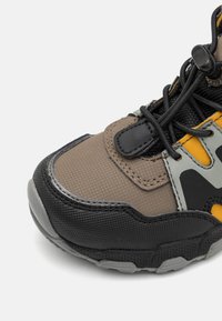 Geox MAGNETAR BOY ABX - Botines con cordones - brown/dark yellow