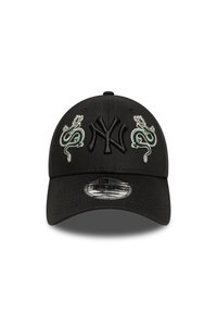 Svart caps med hevet New York Yankees-logo, grønne og hvite broderte dragedesign på hver side, og en buet skjerm.