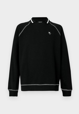 Zwarte trui met witte kraag en contrasterende stiksels. Voorzien van raglanmouwen en een klein logo op de borst. Zachte stof, ontspannen pasvorm.