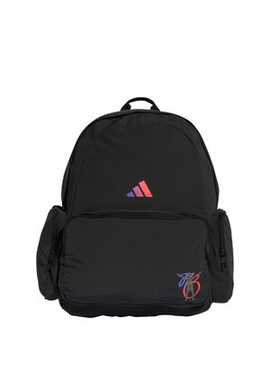 Sort Adidas rygsæk med rød og blå logo på frontlommen og tre-farvet Adidas symbol ovenover, med flere lynlåslommer.