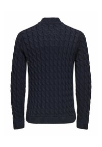 Marineblaues Strickpullover mit einem Kabelmuster, geripptem Saum und Bündchen. Die Rückansicht hebt das strukturierte Design hervor.