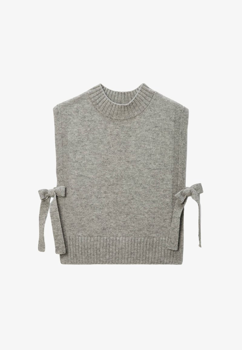 Pull en tricot gris avec un col montant, des liens sur les côtés et un ourlet côtelé. Texture douce et coupe décontractée, fabriqué à partir d'un matériau de poids moyen.