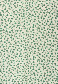Tissu blanc avec un motif dispersé de petites feuilles vertes en forme de cœur sur de fines tiges couvrant uniformément la surface.