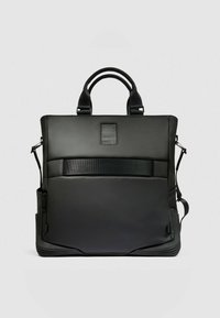 Zwarte rugzak van gestructureerd materiaal, met bovenhandvatten, verstelbare riemen, een voorste riem en een zijritszak.