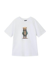 Camiseta blanca de algodón con un gráfico central de un oso con sudadera y chaqueta, con zapatos naranjas, sobre un fondo liso.