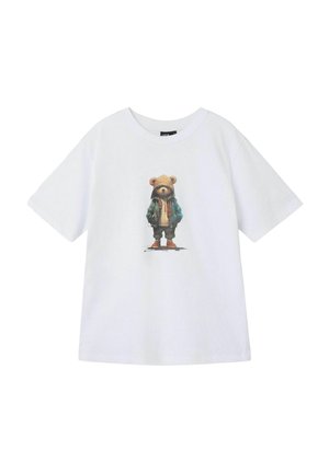 T-shirt en coton blanc avec un graphique central représentant un ours en sweat à capuche et en veste, portant des chaussures orange, sur un fond uni.