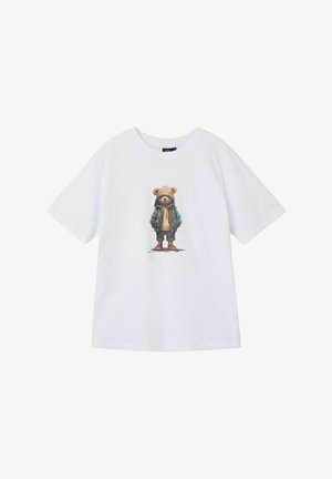 Weißes Baumwoll-T-Shirt mit einem zentralen Grafikdesign eines Bären in Kapuzenpullover und Jacke, mit orangefarbenen Schuhen, auf einem schlichten Hintergrund.