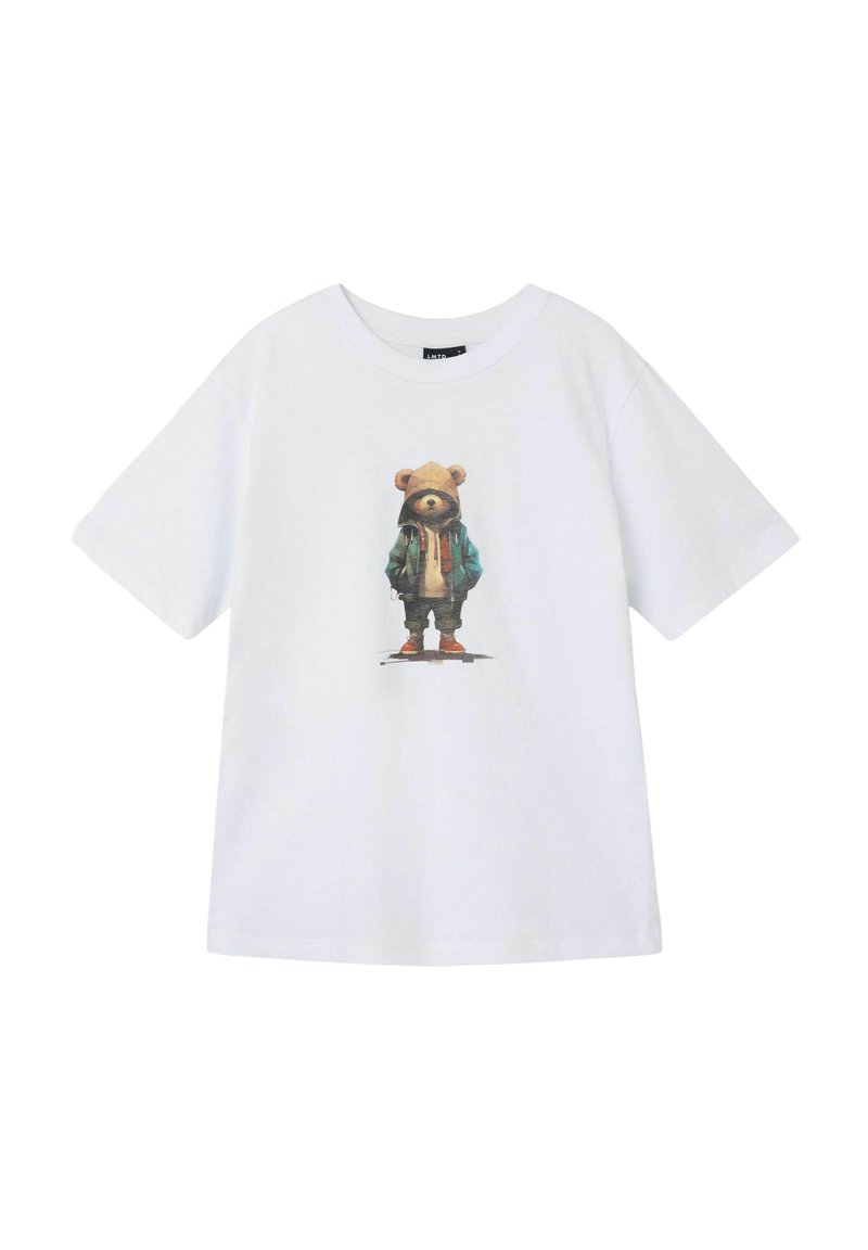 Camiseta blanca de algodón con un gráfico central de un oso con sudadera y chaqueta, con zapatos naranjas, sobre un fondo liso.