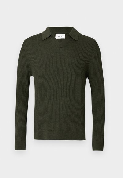 Maglione verde scuro a coste con scollo a V e colletto. Caratterizzato da maniche lunghe e silhouette aderente. Realizzato in materiale morbido e testurizzato.
