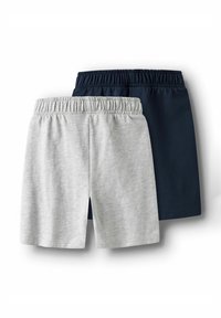 Två par shorts: ett ljusgrått och ett mörk marinblått. Båda har en elastisk midja, tillverkade av ett mjukt, strukturerat tyg.