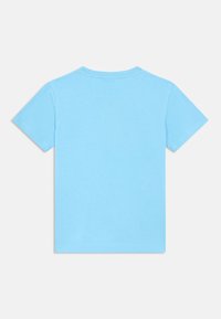 Ανοιχτό μπλε βαμβακερό μπλουζάκι με κοντά μανίκια, στρογγυλή λαιμόκοψη και λείο ύφασμα. Χωρίς γραφικά ή σχέδια· απλή όψη από πίσω.