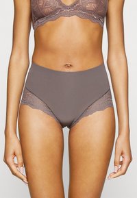 Spanx SPANXSUPERSMOOTH™ UNDIE-TECTABLE® LACE HI-HIPSTER - Calças - graphite purple