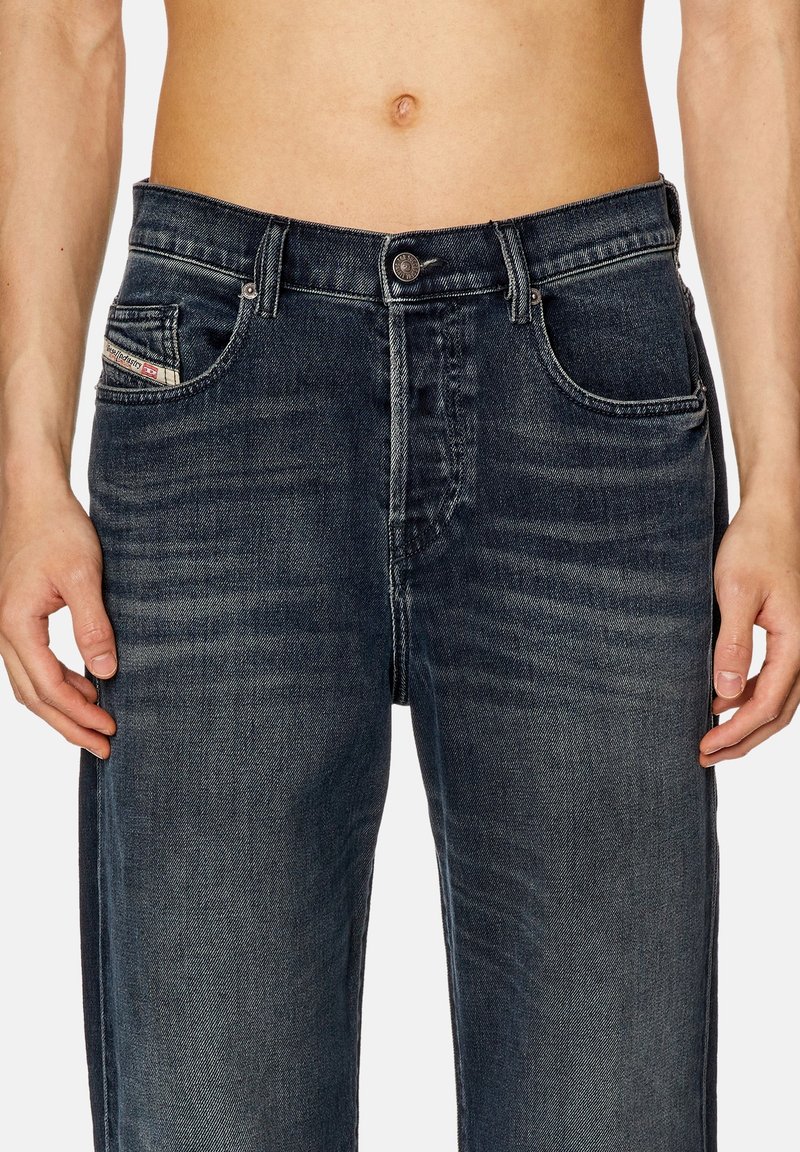 Dunkelblaue Jeans aus Denim mit geradem Bein, fünf Taschen, silberfarbigen Beschlägen, ausgewaschenen Details und sichtbaren Nähten entlang der Nähte.