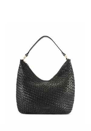 Czarna pleciona skórzana torba na ramię z pojedynczym paskiem i złotymi elementami, wyposażona w zamknięcie na zamek błyskawiczny u góry.