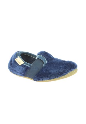 Blauer Schuh mit einer weichen, flauschigen Textur, elastischer Seitenpartie und einer flexiblen, hellen Gummisohle. Verfügt über ein Stoffetikett an der Seite.