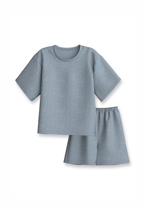 Zacht blauw kort mouwentopje met drukknopen op de schouder en bijpassende elastische taille-short gemaakt van textuurrijk stof.