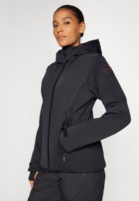 Zwarte, waterdichte jas met een capuchon, ritssluiting aan de voorkant en zijzakken. Heeft een gladde textuur en elastische manchetten voor een comfortabele pasvorm.