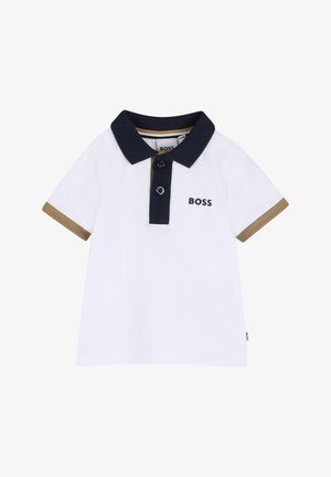 Biała koszulka polo z krótkim rękawem, granatowym kołnierzykiem i plisą, brązowymi mankietami na rękawach oraz logo "BOSS" na lewej piersi.