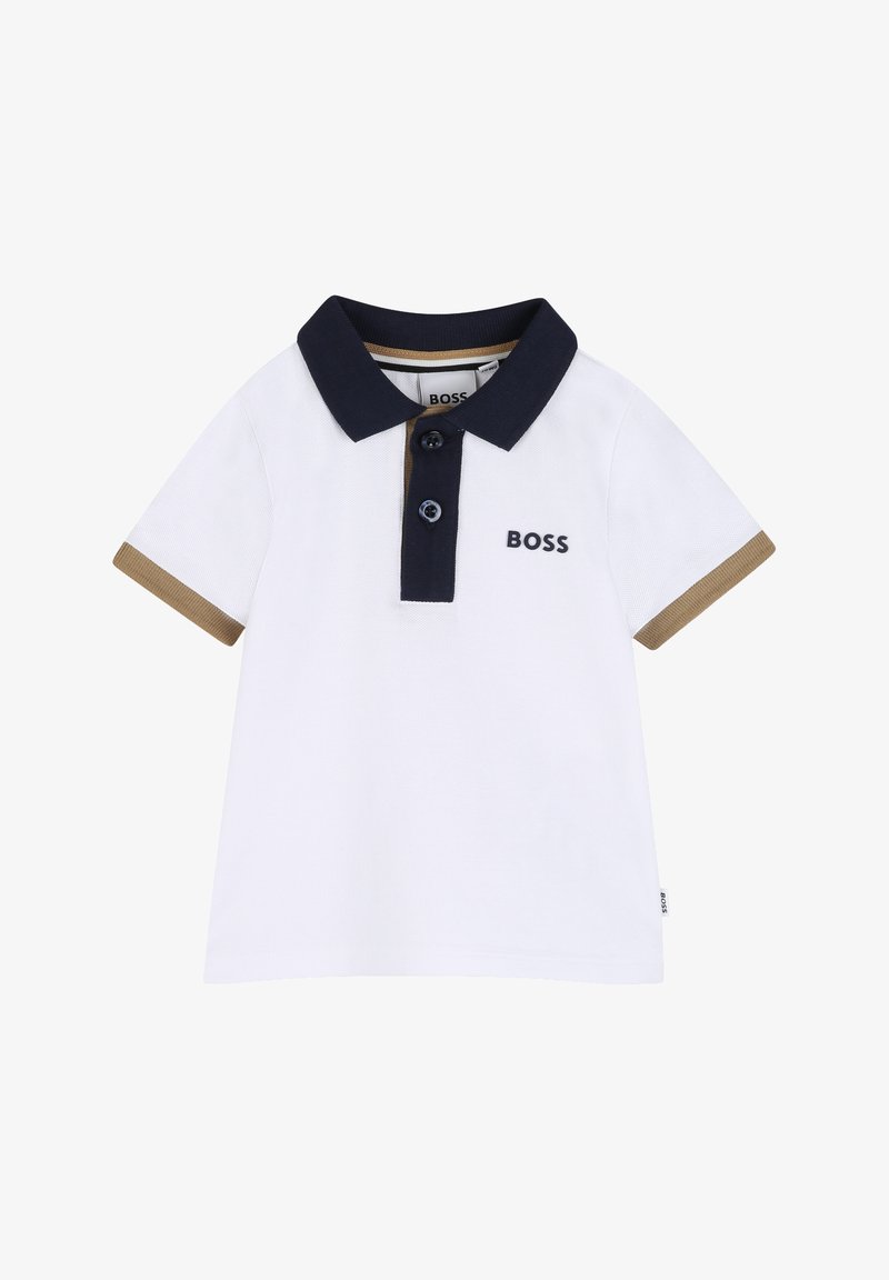 Polo blanc à manches courtes avec col et patte de boutonnage bleu marine, poignets de manches marron, et logo "BOSS" sur la poitrine gauche.