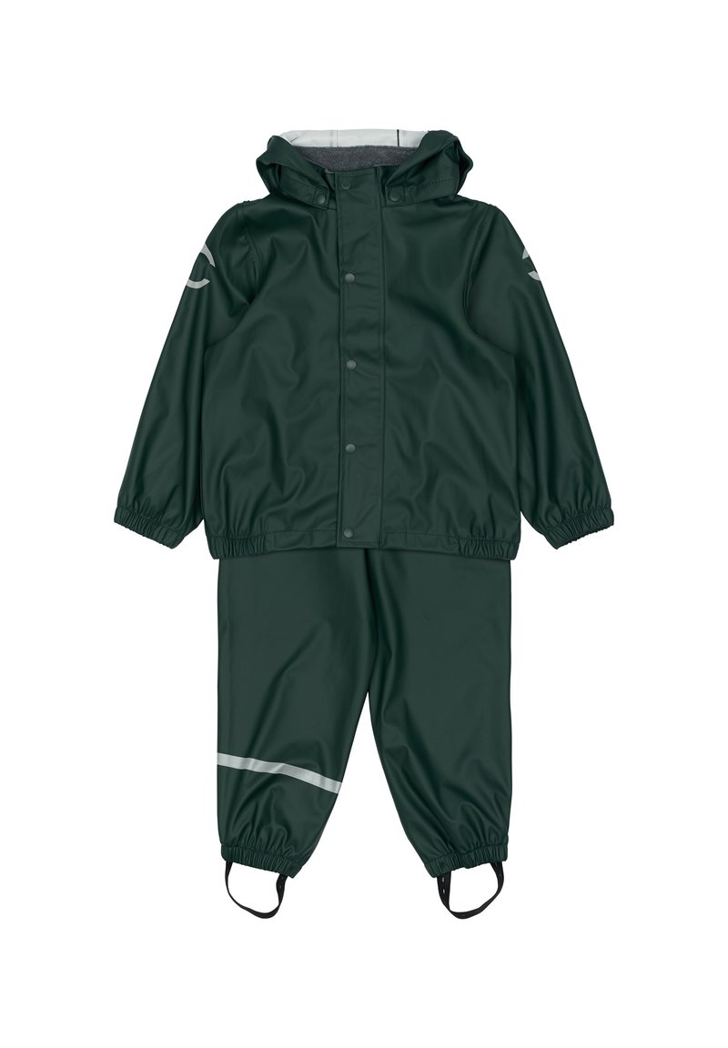 Tuta antipioggia impermeabile di colore verde scuro, con cappuccio, chiusura a snap, polsini elasticizzati, strisce riflettenti sui pantaloni e cinturini regolabili alla caviglia.