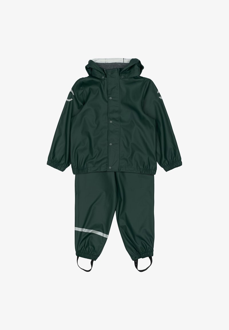 Tuta antipioggia impermeabile di colore verde scuro, con cappuccio, chiusura a snap, polsini elasticizzati, strisce riflettenti sui pantaloni e cinturini regolabili alla caviglia.