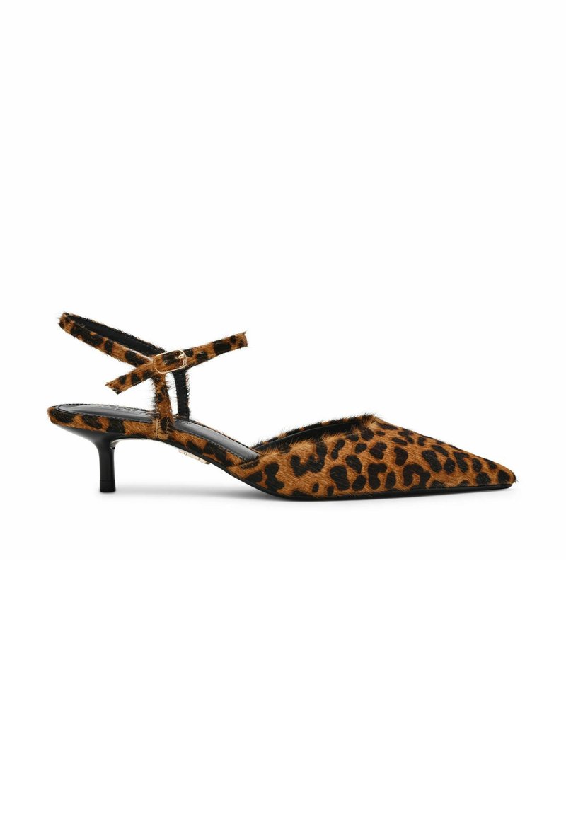 Scarpa slingback con stampa leopardata e punta affusolata, realizzata in pelliccia testurizzata, con un sottile cinturino alla caviglia e tacco kitten. Sole nero.