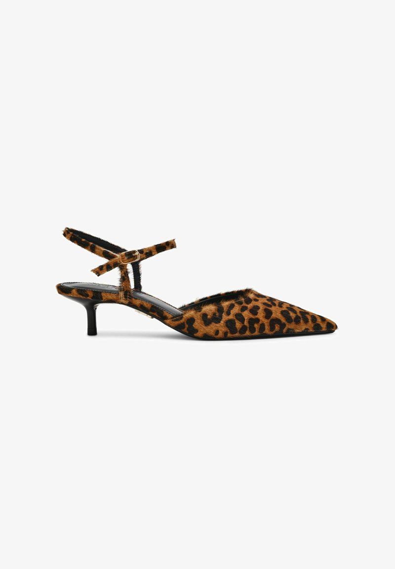 Scarpa slingback con stampa leopardata e punta affusolata, realizzata in pelliccia testurizzata, con un sottile cinturino alla caviglia e tacco kitten. Sole nero.