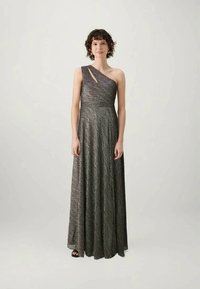 Robe noire et argent à une épaule avec un détail de découpe diagonale, longue jupe fluide et motif texturé sur l'ensemble.