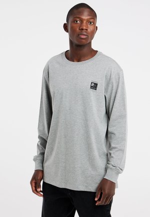 Grijze lange mouwen shirt van katoen met een ronde halslijn, voorzien van een zwart logo op de linkerborst en een relaxte pasvorm.