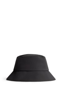 Svart bucket hat av smooth tyg. Har en rund krone, bred skärm som går nedåt, och inga synliga mönster eller detaljer.