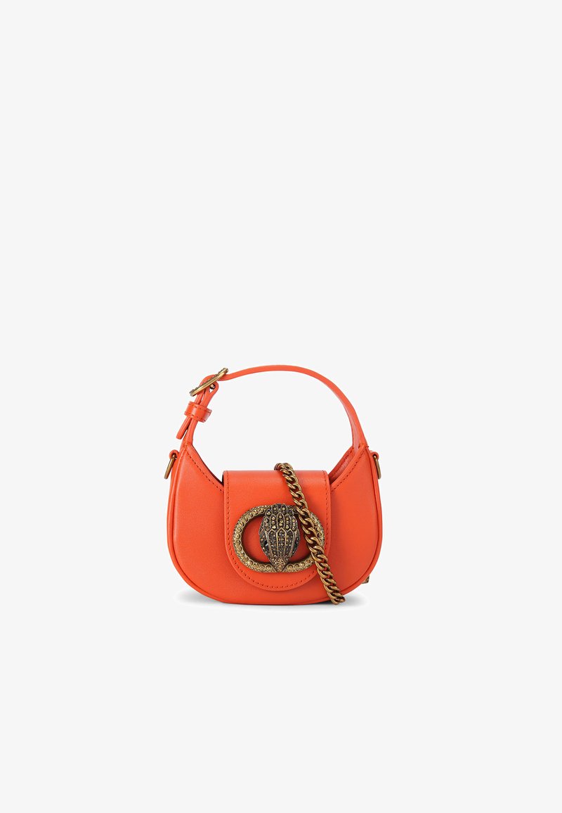 Borsa in pelle arancione a forma rotonda, con una patta anteriore dotata di una chiusura a mano decorativa in tonalità dorata e una tracolla a catena.