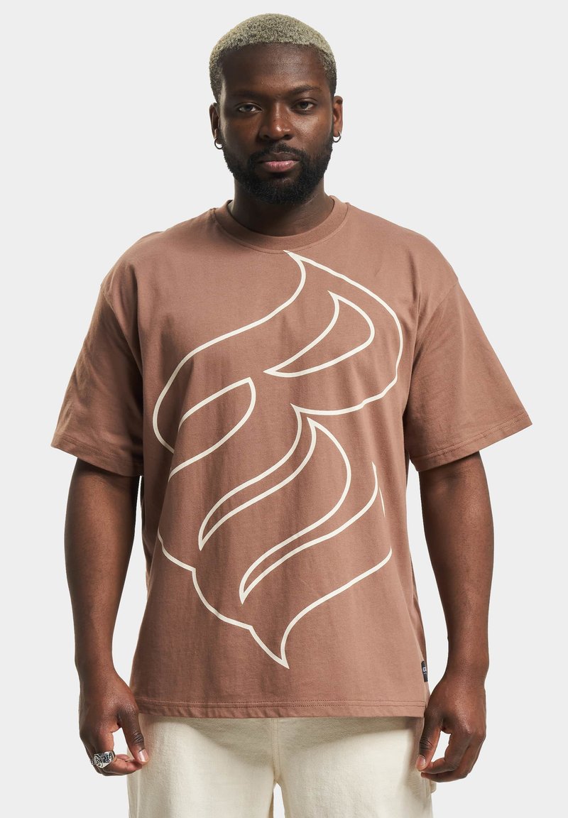 T-shirt in cotone marrone con un grande design astratto a spirale bianca sul davanti. Maniche corte e una vestibilità comoda con scollatura rotonda.