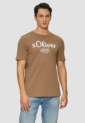 T-shirt en coton marron avec un col rond, des manches courtes et une impression de logo blanc portant la mention "s.Oliver ELEVATED ESSENTIALS" sur le devant.