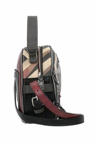 Borsa a tracolla in pelle multicolore con un motivo geometrico, accessori in argento, tracolla regolabile in bordeaux e scomparti con zip visibili.