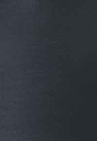 Marineblauwe gebreide stof met een gladde textuur en fijn ribbelpatroon, dat een consistente kleur en een egale oppervlakte toont.