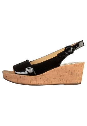 Sort laklæder slingback kilehæl sandal med åben tå og kork platform hæl, sikret med en rund spænde rem.