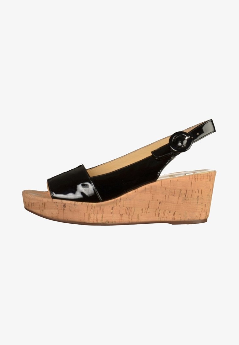 Sandale compensée à bride arrière en cuir verni noir, bout ouvert et talon plateforme en liège, maintenue par une bride avec boucle ronde.