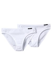 Deux paires de culottes en coton blanc avec des bords sans couture et des tailles élastiques. Chacune a une petite étiquette noire cousue sur la taille.