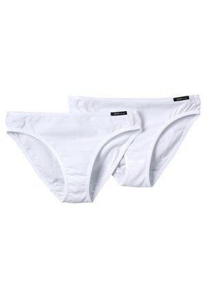 Deux paires de culottes en coton blanc avec des bords sans couture et des tailles élastiques. Chacune a une petite étiquette noire cousue sur la taille.