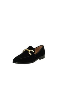 Mocassino in suede nero con punta affilata, caratterizzato da un accento di hardware dorato e un tacco basso. Texture liscia con dettagli di cucitura lungo il bordo.