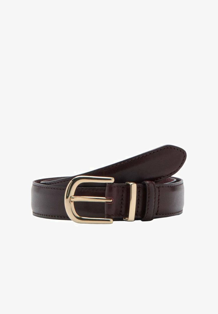 Ceinture en cuir marron avec une boucle en métal doré, présentant une texture lisse et un design classique effilé.