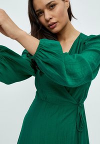Desires ASTRA LONG SLEEVE MIDCALF - Denné šaty - simply green
