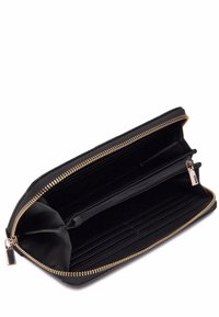 Portafoglio in pelle nera con chiusura a zip, accessori in oro, diversi slot per carte e un compartimento centrale con zip. Texture liscia.