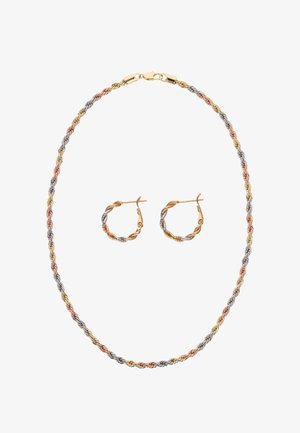 Naszyjnik i para kolczyków kołowych z trójkolorowego złota (żółte, białe, różowe) o skręconym wzorze oraz zapięciem na karabińczyk, na białym tle.