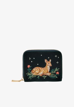 Juodas audinio piniginė su auksine užtrauktuku, dekoruota išsiuvinėtu jaunikliu ir gėlių akcentais, turinti tekstūruotą paviršių su žvaigždžių detalėmis.